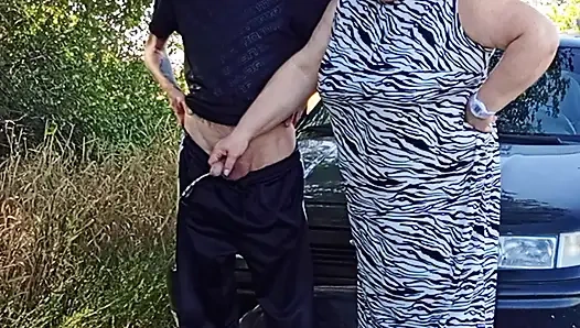 Doğada işiyor üvey anneyi ağzına sikiyor ve dölle dolduruyor