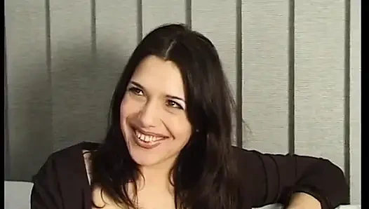 Utangaç hatun dildo emiyor ve mastürbasyon yapıyor