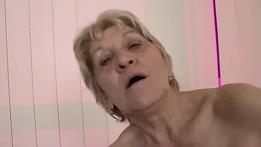 Mükemmel memeli ve sıkı kıllı amcıklı seksi tombul nine güzel sert bir yarakla sikiliyor ve inliyor