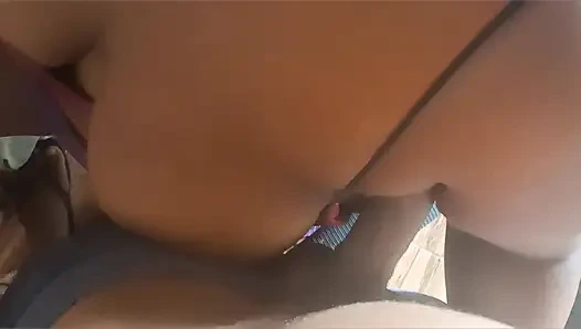 İnanan kadının koltuk altı ve büyük üzerine boşalıyor