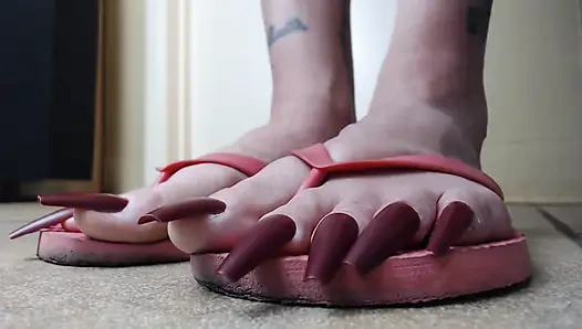 Uzun kırmızı ayak tırnakları pembe flipflops