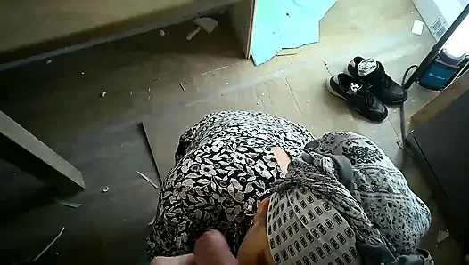 Müslüman kadın yarak emmeyi deniyor ve iyi bir iş çıkarıyor