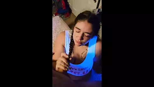 İtaatkar evli kadın ustaların yarağa tapıyor ve yüzüne boşaltıyor