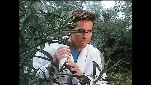 Moana Pozzi ve kıllı amcıklı başka bir sürtük büyük yaraklarla sikiliyor ve ağzına boşalıyor