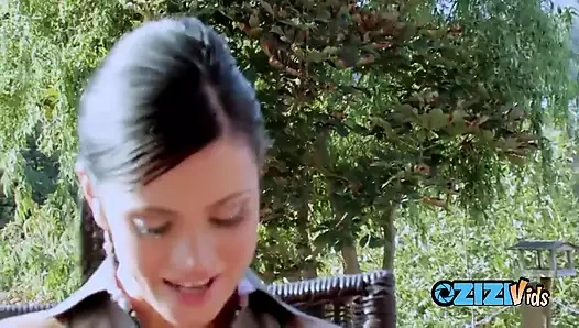 İki sürtük kız birbirlerini sikmek için büyük takma yarak kullanıyor