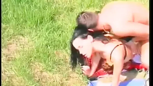 Muhteşem siyah saçlı genç horoz emme genç gets bir büyük çük içinde ona butthole