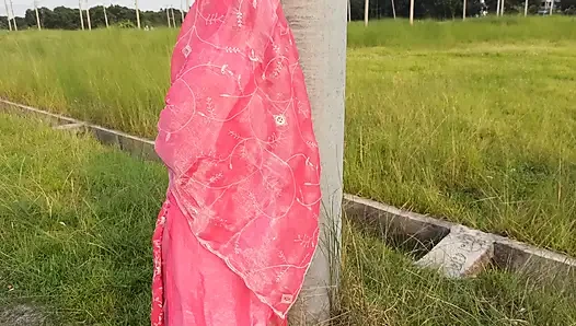 Bangladeşli otel ızgarası açık havada bir kız bekliyor, kim olduğunu bilmiyorum ama kendim için olup olmadığını görmeye çalışacağım. seks videosu