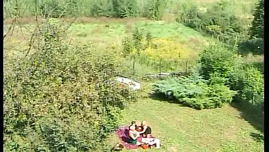 Büyük azgın olgunlar şişelerle oynuyor