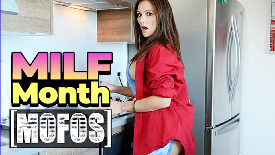 David Flores uyanıyor ve Mandy Flores'i sabah anal seks için eğiliyor - mofos