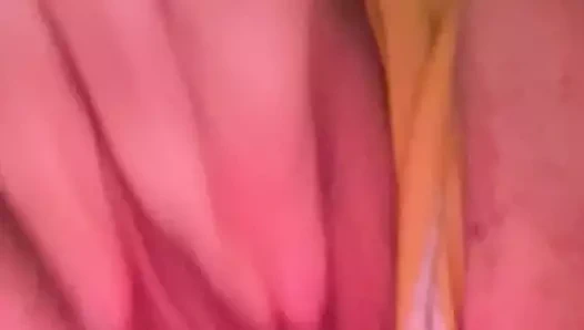 Evli kadın onu gösteriyor