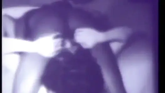 Azgın siyah beyaz orta yaşlı seksi kadın ve takma yarak dildo ile klasik üçlü grup seks (ses yok ama müzik)