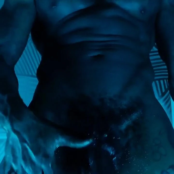 Büyük zenci yarağına tapan Hallelujah Johnson (dr. manhattan et teni üzerinde serbest bırakıldı) uzun boylu koyu çikolata kasları dövmeler hairy johnson