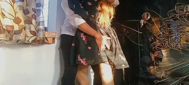 Hintli öğrenci erkek arkadaşıyla berabermiş ve biri kamerayı ayarlamış.