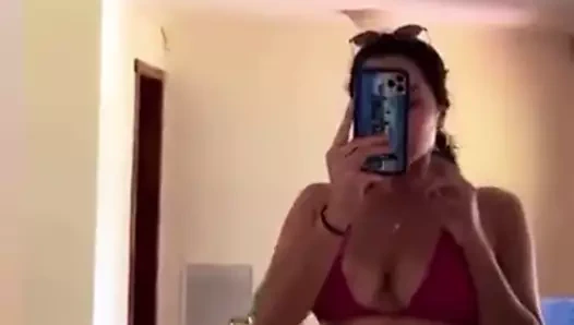 seksi vücudumu sergiliyorum