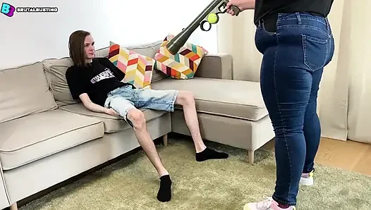 Testis patlaması! Kasık kısmı bizden çok nefret ediyor haha! - Dave Moon - Jennifer - Bbusting (top kırma)