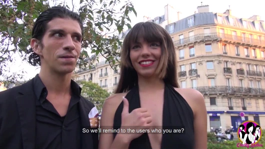 Çarpıcı esmer genç ormanda üçlü alır