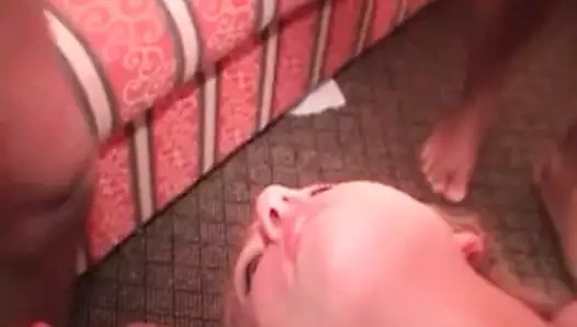 Aldatılan sarışın eş ile kiralanan boğalar