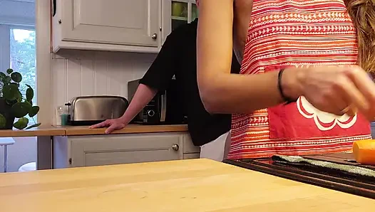 Ateşli orta yaşlı seksi kadın mutfakta arkadan sikiliyor kocası kamerasını açık olduğunu bilmiyordu.