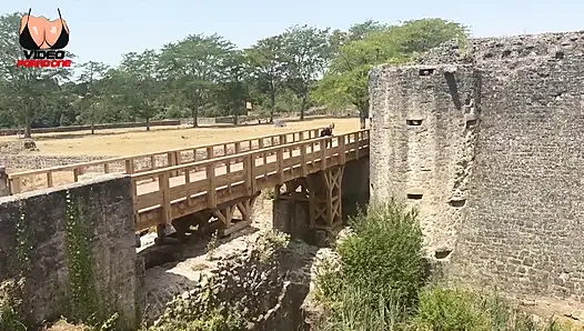 Bir Yabancı Beni Bir Kalenin Dışında Sevişiyor Ve Ben Buna Bayılıyorum!