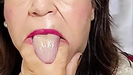 Mastürbasyonmun tadını çıkarırken şeffaf gece elbisemi giyiyorum