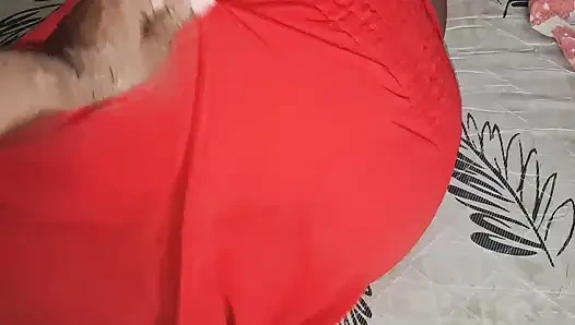 Üvey oğul üvey babasının ve aile üvey oğlunun önünde üvey annesinin iri güzel götünde yarak emiyor