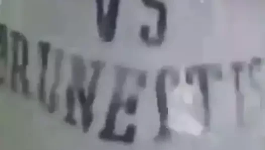 Güzel Türk kızı dans ediyor ve göğüslerini gösteriyor