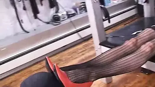 Topuk sikme ile yapay penis ekli