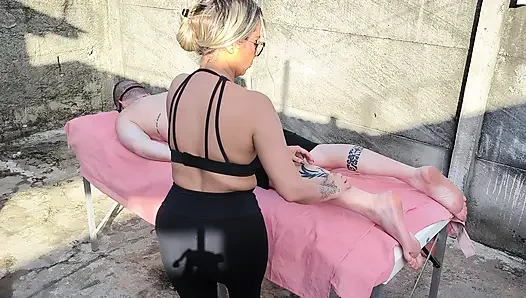 Ateşli sarışınla açık havada çıplak masaj