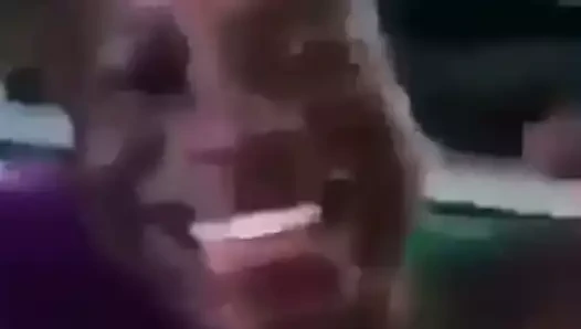 Boys uit Belgie delen een chick