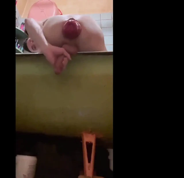 Yarakla mastürbasyon yapıyor ve çıkıntılı sarkma