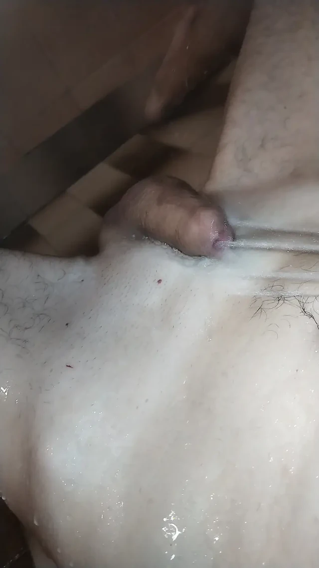 Küçük penisimi yıkıyorum
