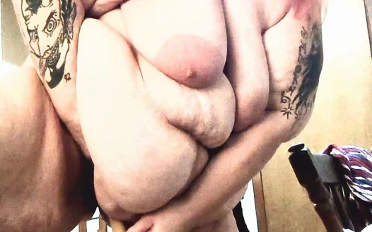 Bu fahişenin bacakları her zaman açık mı? Tüm güçlü yarak kafasını sikiyor!!