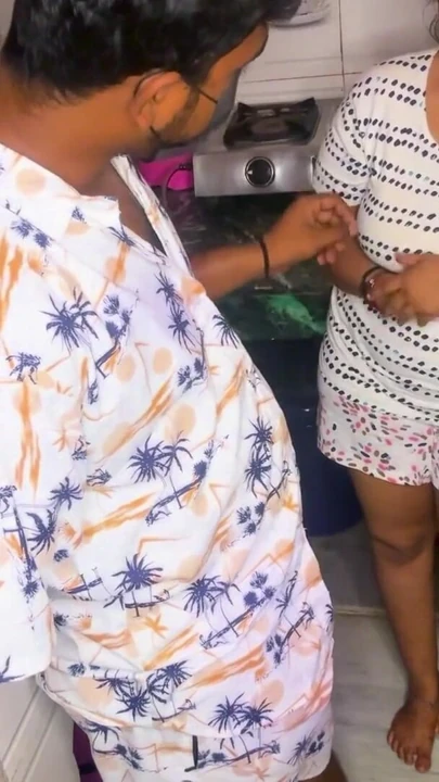 Kızgın desi hizmetçi mutfakta yoğun mutfak seksinde patron tarafından sert sikiliyor | Klip 1