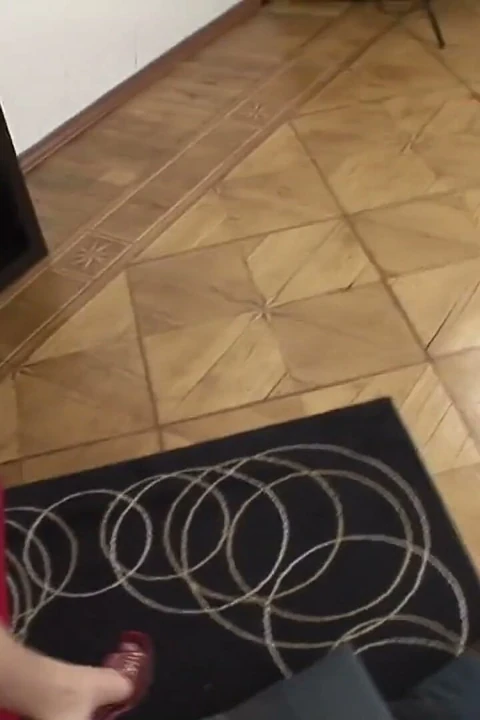 Kısa kız sağlam anal sikişiyor ve ağzına boşaltıyor