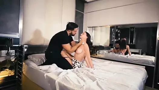 Dar amcıklı minyon bakire genç kız sapık üvey babası tarafından aşırı sikiliyor