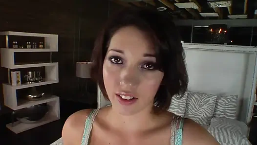 Esmer genç kız ilk porno seksini yapıyor ve ağzına sıcak döl alıyor