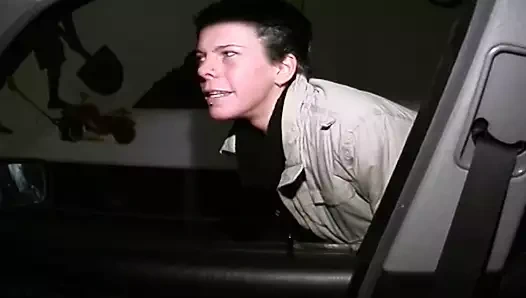 Ince ve vahşi Alman piliç hoş bir yüklenen horoz içinde the araba