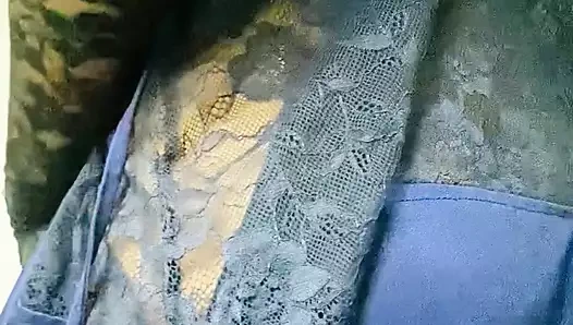 Ateşli seksi Hintli çıplak vücut gösteriyor