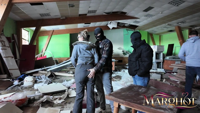 4 adam sırayla popomu sikiyor, ben de her yere fışkırıyorum, onlar da yüzümü ve gözlüğümü sıçratıyor