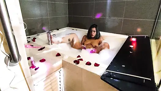 Köpük ve gül yaprakları ile küvette romantik ve ıslak mastürbasyon.