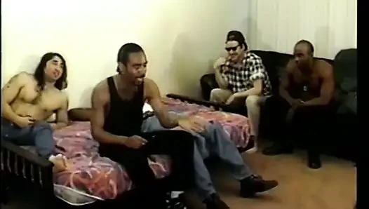 Siyah ve beyaz grup seks partisi... yüze boşalma