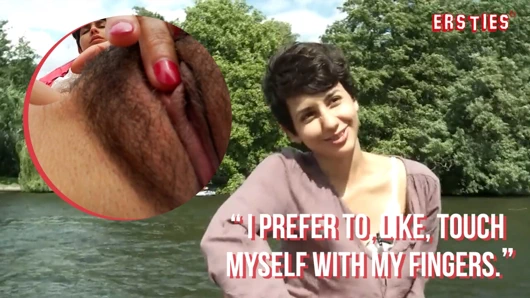 Ersties - çok güzel Anais gölün ortasında kıllı amcığıyla oynuyor