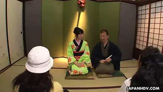 Asya bebeğim içinde bir kimono emme üzerinde onun dik dikmek