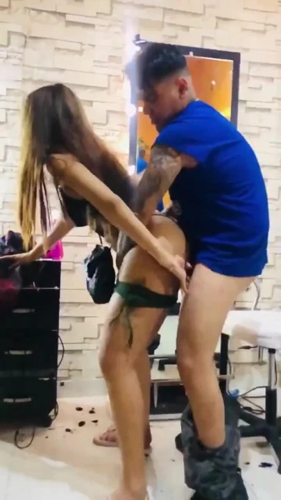BERBER DÜKKANıNDAKI KıZ MUTLU SONLA SAÇ TıRAŞı YAPıYOR - PORNO | Klip 2
