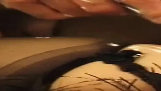 Retro olgun hatun yoğun parmaklama eyleminden çılgınca fışkırtıyor