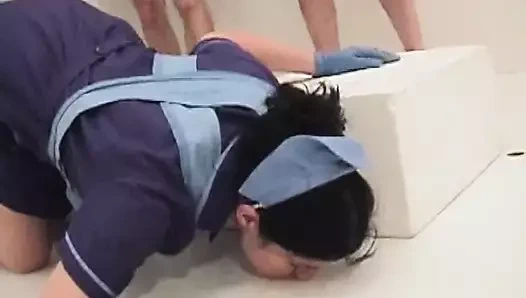 Koyu saçlı Fransız hasta birden fazla doktor tarafından sikiliyor