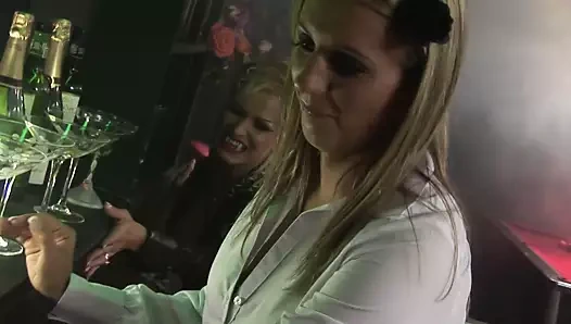 Busty sarışın milfs var yapay penis sikme oturum üzerinde bir bilardo masası