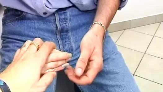 Kızıl saçlı Alman genç kız sınıfta sikiliyor