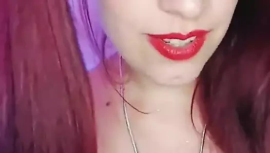 ShyyFxx Sıkı kırmızı vinil giyinmiş çarpıcı kızıl saçlı