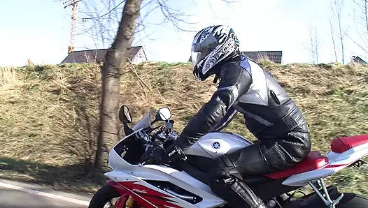 Bir motosiklet üzerinde mükemmel Alman kız arkadaşım